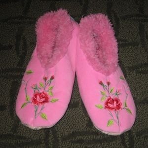 SNOOZIES NWTs, Ladies Slippers M (7-8), Pink Roses
